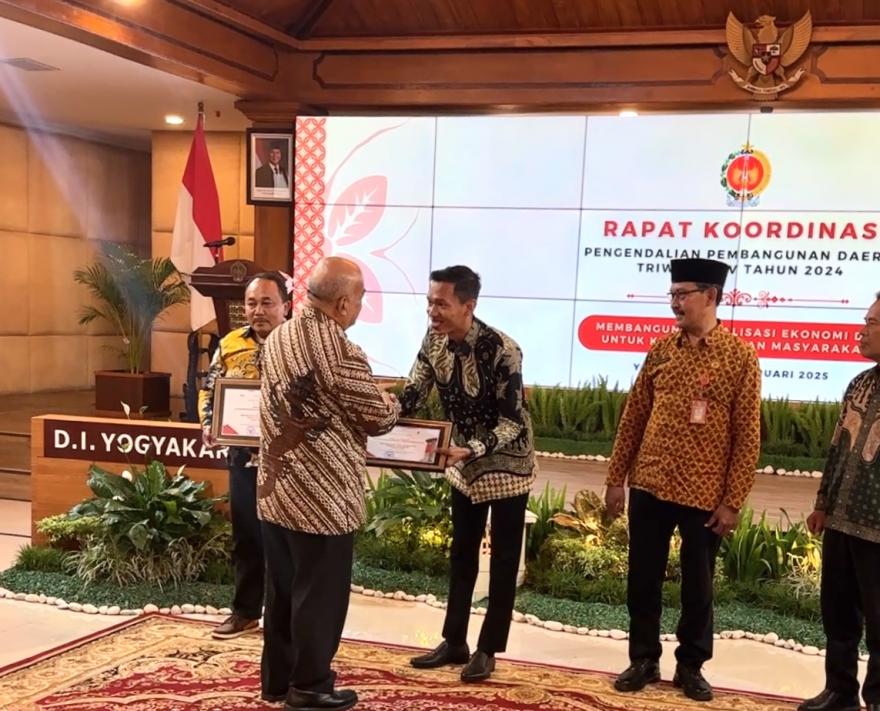 Kalurahan Guwosari Terima Piagam Penghargaan Desa Percontohan Anti Korupsi dari KPK RI